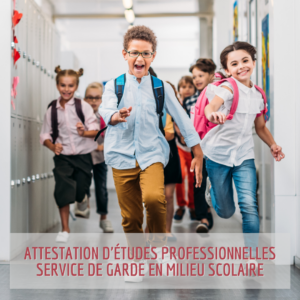 Parcours Formation | Éducateur, éducatrice en service de garde | Enfants qui courent dans un corridor avec leur sac à dos