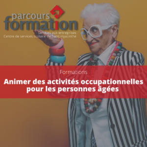 Parcours Formation | Cours à 1$ l'heure | Personne âgée joyeuse vêtue avec des vêtements et accessoires colorées