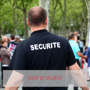 Parcours Formation | Agent de sécurité | un homme portant un chandail noir identifié pour assurer la sécurité durant un événement extérieur