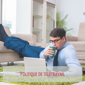 Parcours Formation | Politique de télétravail | Homme allongé avec un portable en buvant un café