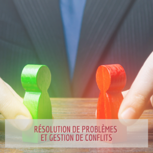 Parcours Formation | Résolution de problèmes et gestion de conflits | Homme en complet qui tient deux figurines en bois, une verte et une rouge