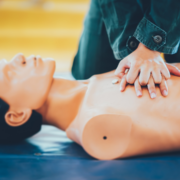 Parcours Formation | premiers secours RCR | Mannequin recevant un massage cardiaque