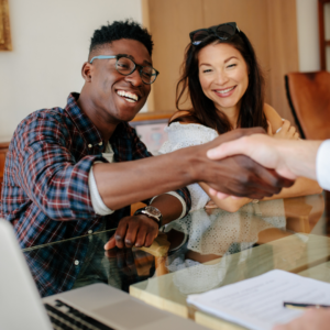 Parcours Formation | Service à la clientèle | Personnes souriantes se serrant la main