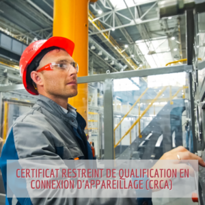 Parcours Formation | CRCA | homme dans une usine qui utilise le panneau de contrôle des machines