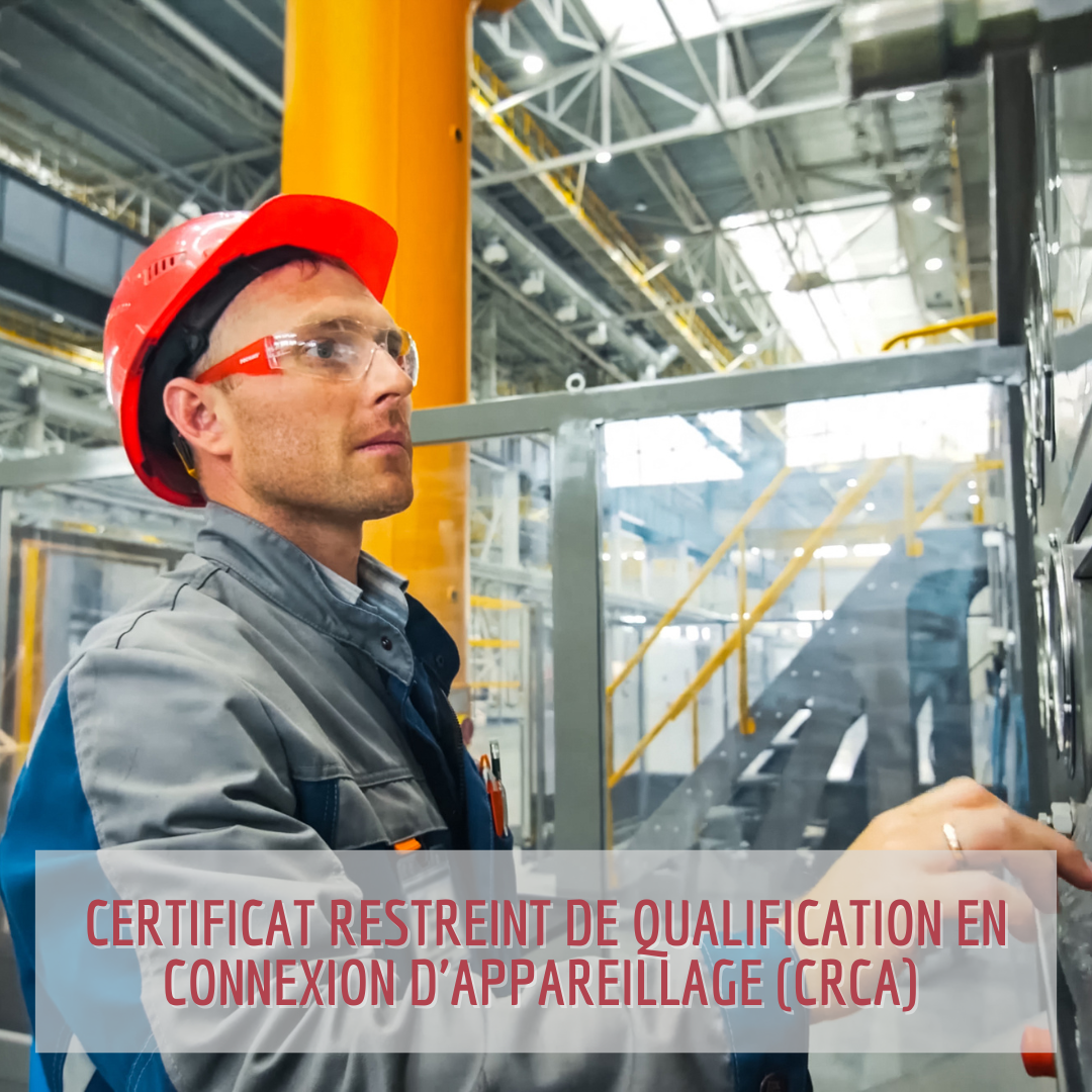 Parcours Formation | CRCA | homme dans une usine qui utilise le panneau de contrôle des machines