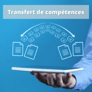 Parcours Formation | Transfert de compétences | Une main d'homme tient une tablette électronique et au-dessus des icônes sortent en trois dimensions