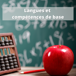 Parcours Formation | Communication, langues, français, anglais, mathématiques | Un tableau vert avec des calculs écrits à la craie, avec un boulier pour compter, un crayon à mine rouge et une pomme rouge