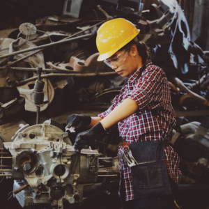 Parcours Formation | Formation industrielle | Personne avec un casque qui travaille en industrie