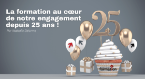 Parcours Formation célèbre ses 25 ans ! | Article | La formation au cœur de notre engagement depuis 25 ans | Un petit gâteau (cupcake) avec des ballons, des cadeaux, le chiffre 25, le logo et les flèches de Parcours Formation