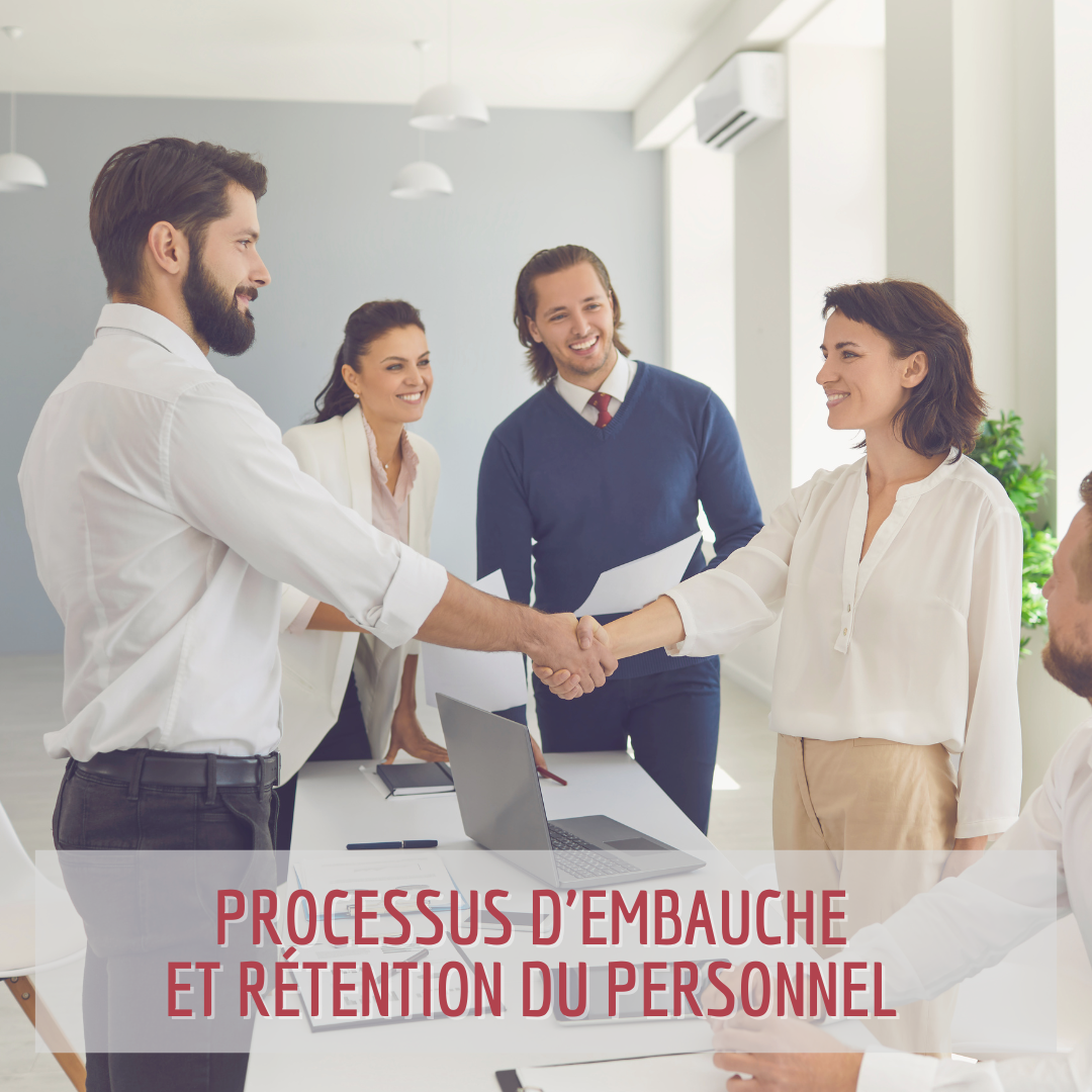 Parcours Formation | Processus d'embauche et rétention du personnel | Quatre personnes dans un bureau lors d'un entretien d'embauche